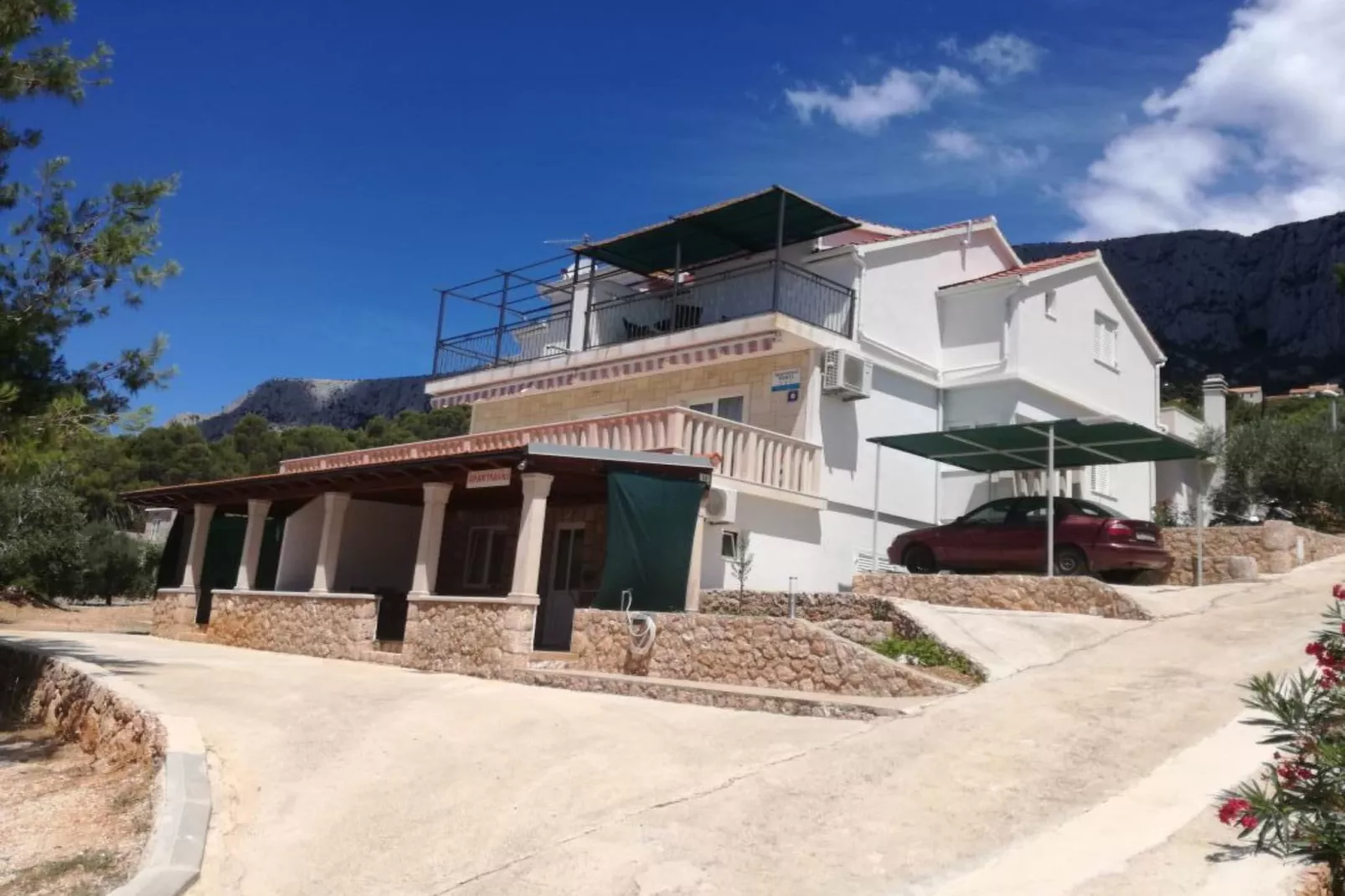 Comfort One Bedroom Apartment with Terrace and Sea view-Im Freien