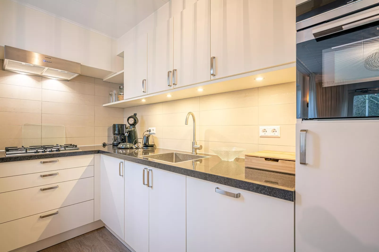 Kamperfoelie 89-Kitchen