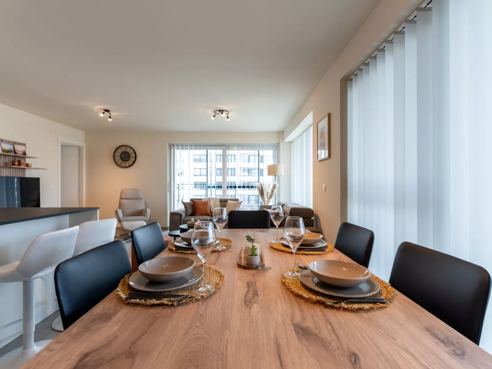 The Waves with parking-Dedans