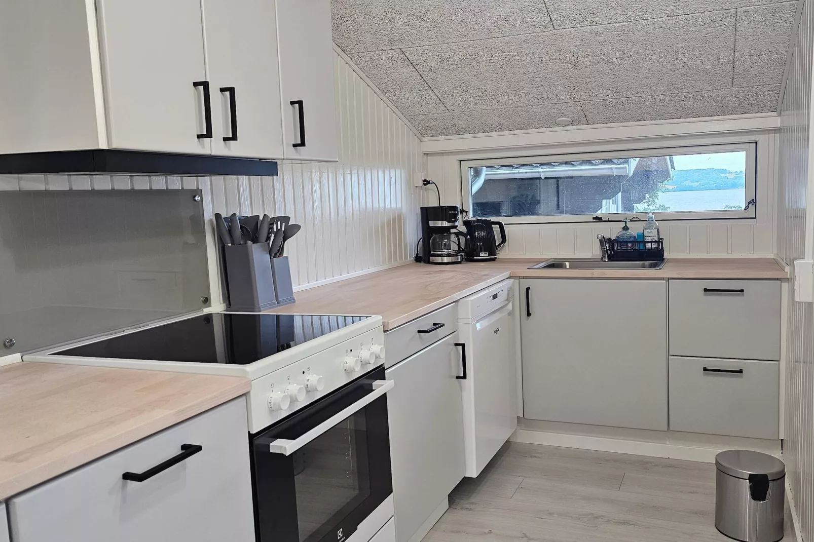 Family-Friendly Cottage Near the Coast-Indoor