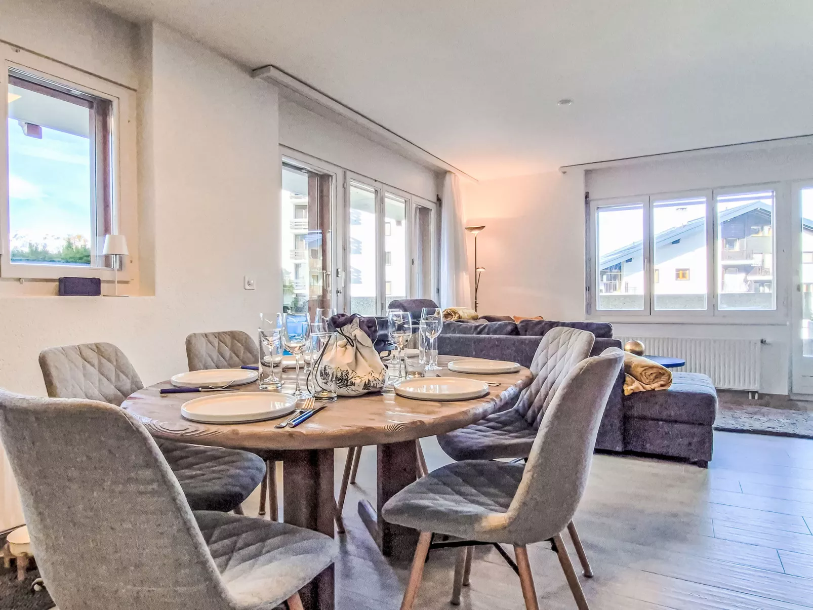 Ambassador 2/1-Inside