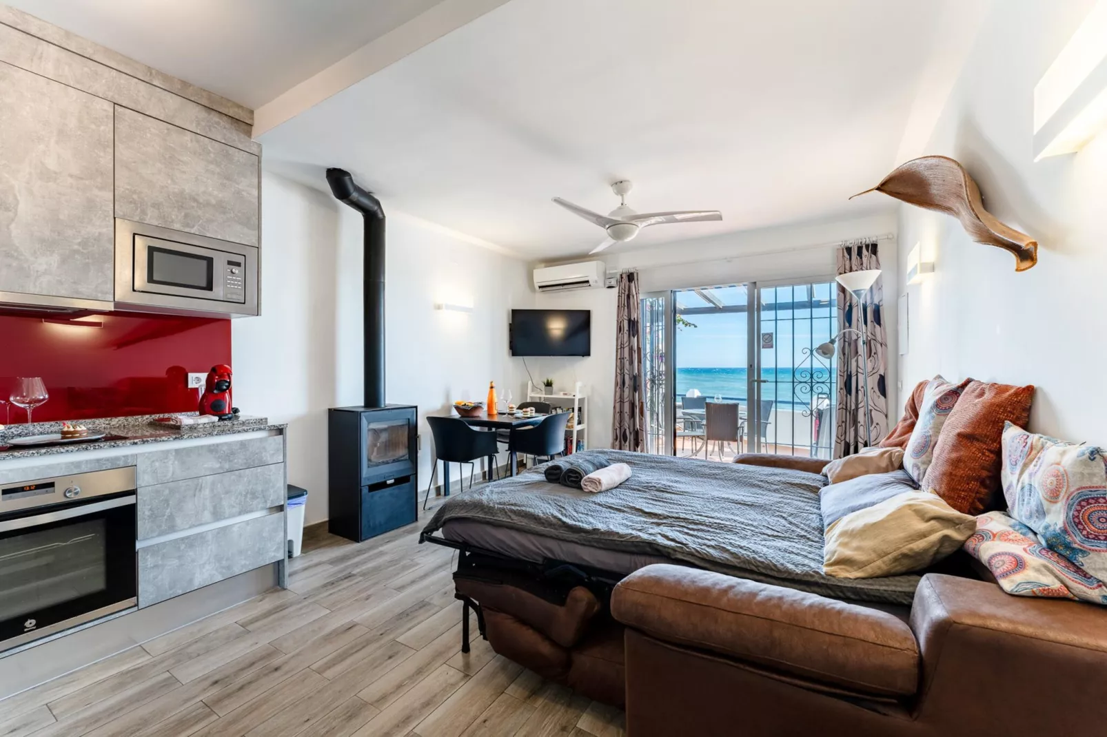 CT 401 - Faro's Beachfront Apartment in Calahonda-Living room