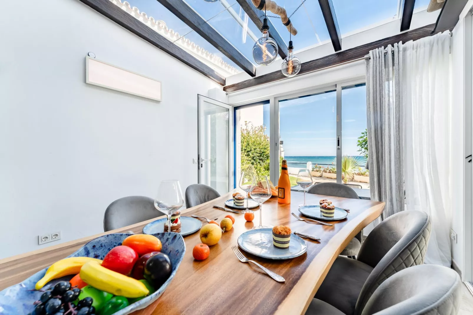 CT 400 - Faro's Beachfront House in Calahonda-Dining room