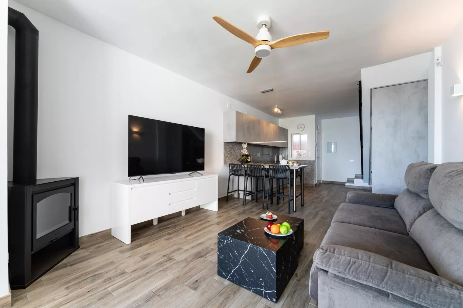 CT 398 - Faro's Beachfront House in Calahonda-Living room