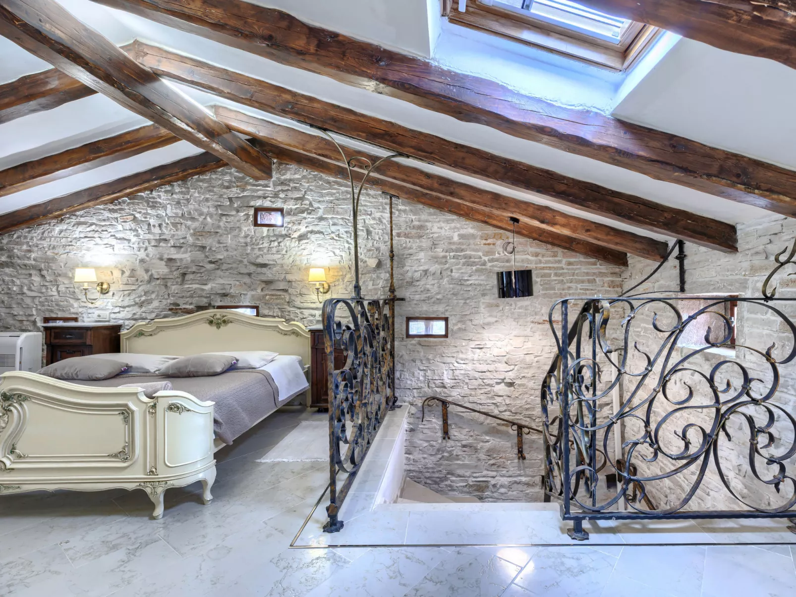 Golden Roots-Drinnen