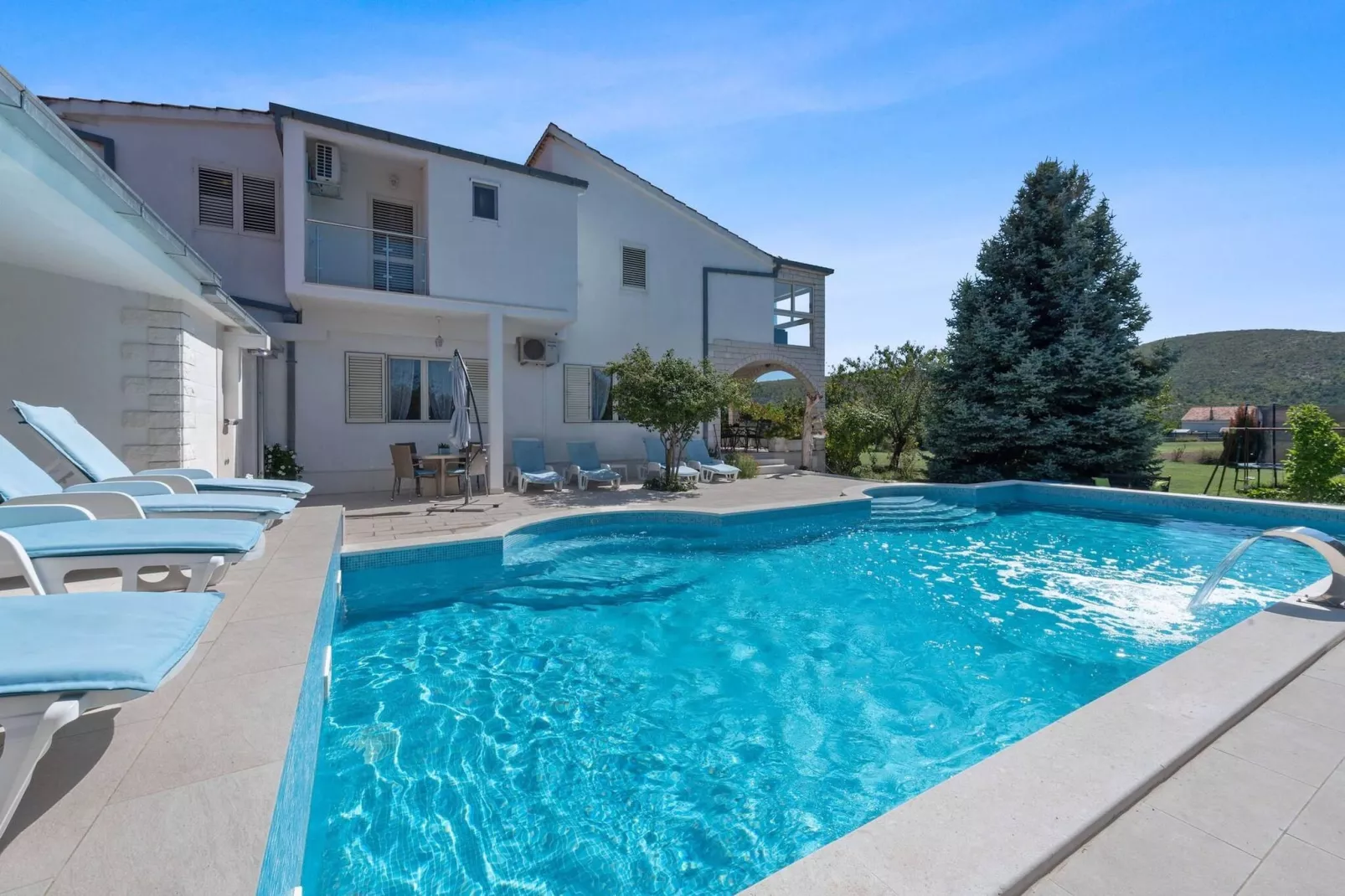 Sport & Spa Villa Neoric-Außenbereich Sommer