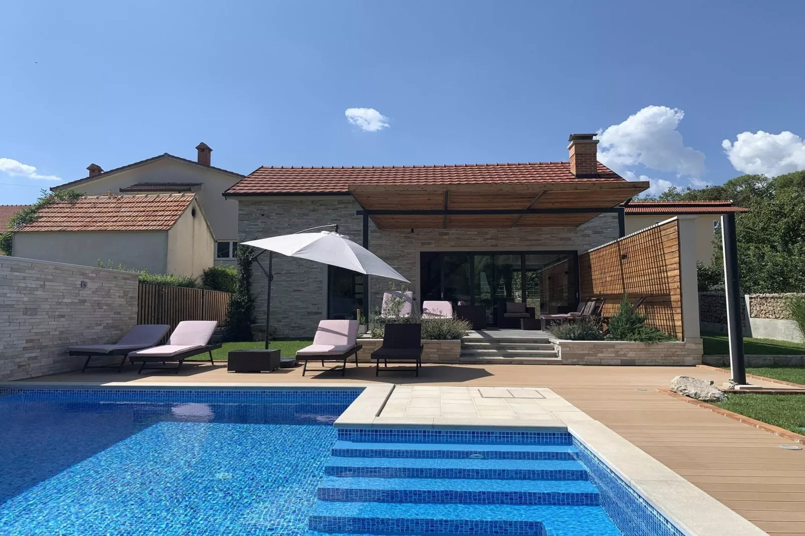 Luxury Villa Prolozac-Außenbereich Sommer