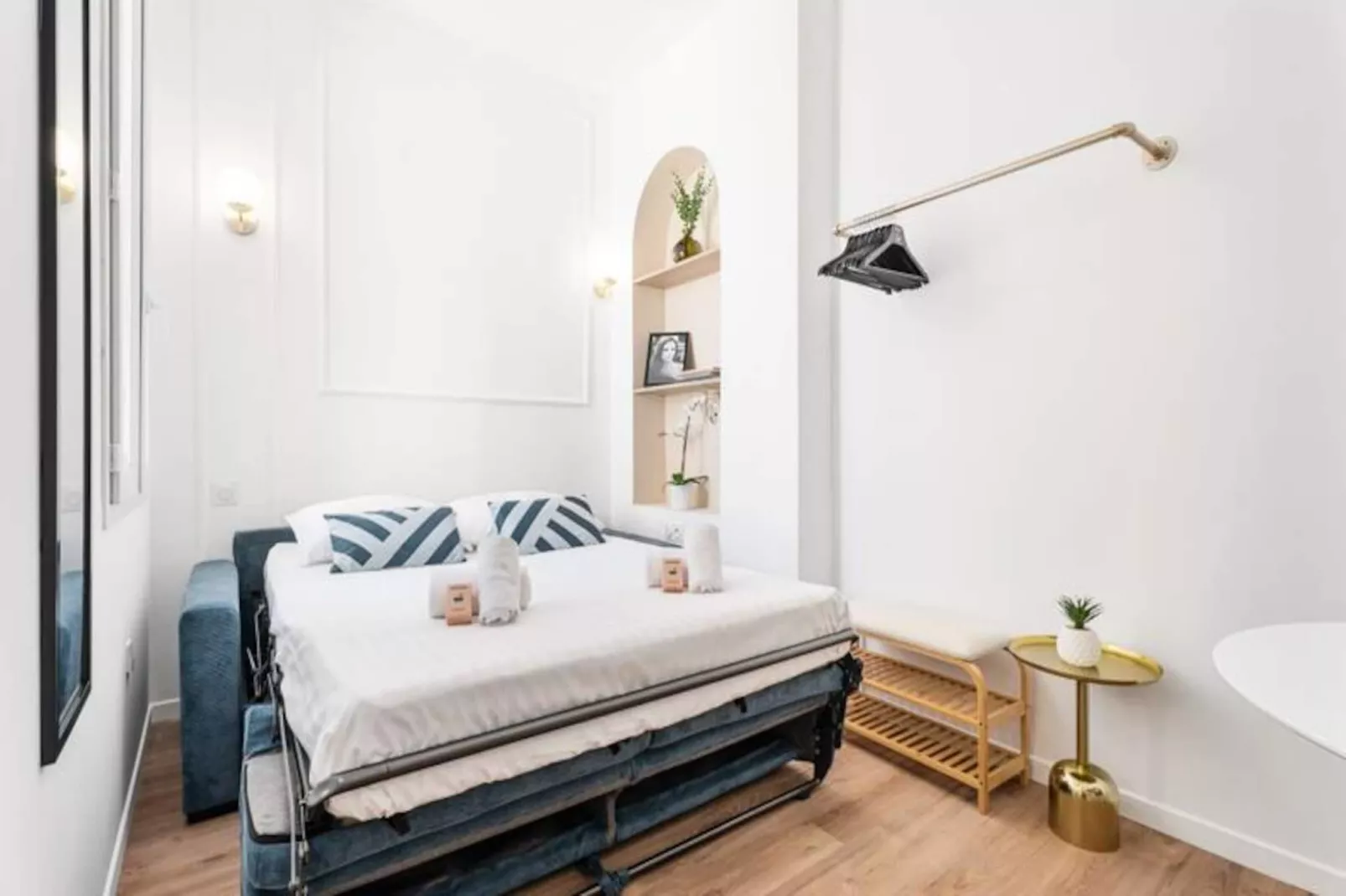 Studio Bella --Untagged