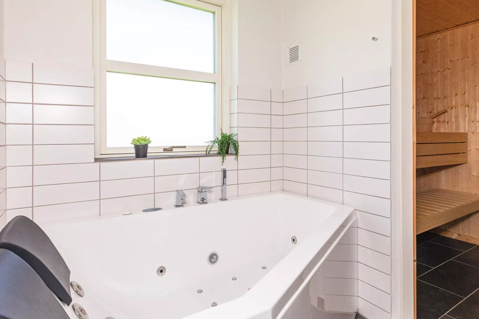 10 Personen Ferienhaus in Løkken-Wellnessbereich