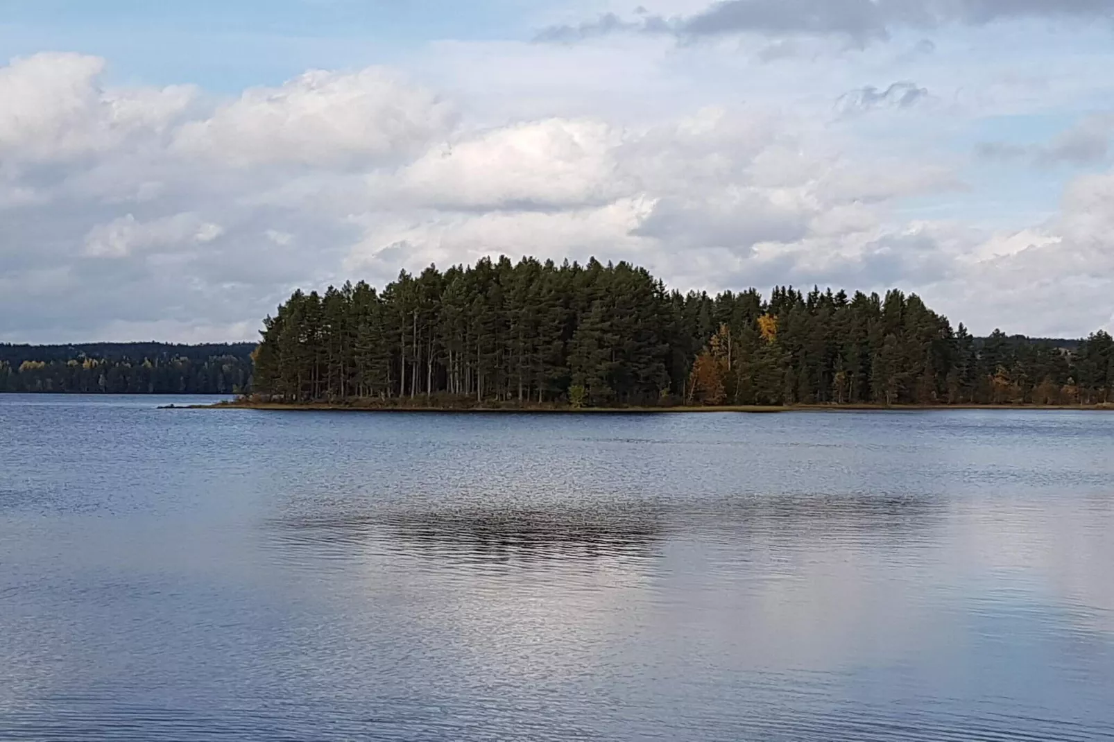 Rotes Bauernhaus in der Nähe von Forsheda-Wasserblick