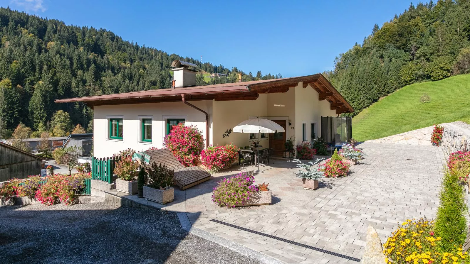 Haus am Waldrand-Außenbereich Sommer