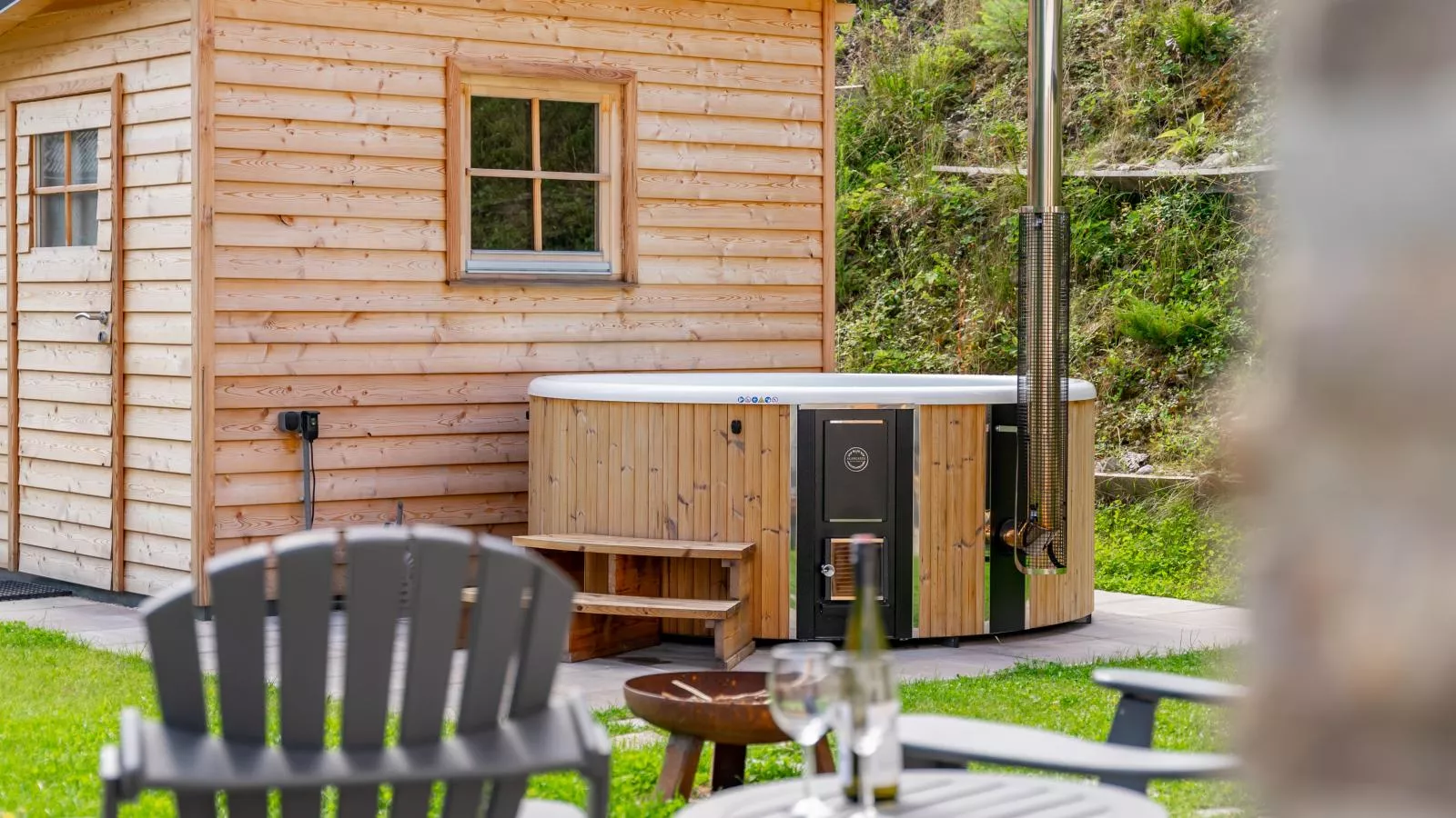 Alpenjoy Lodge-Gardens in summer