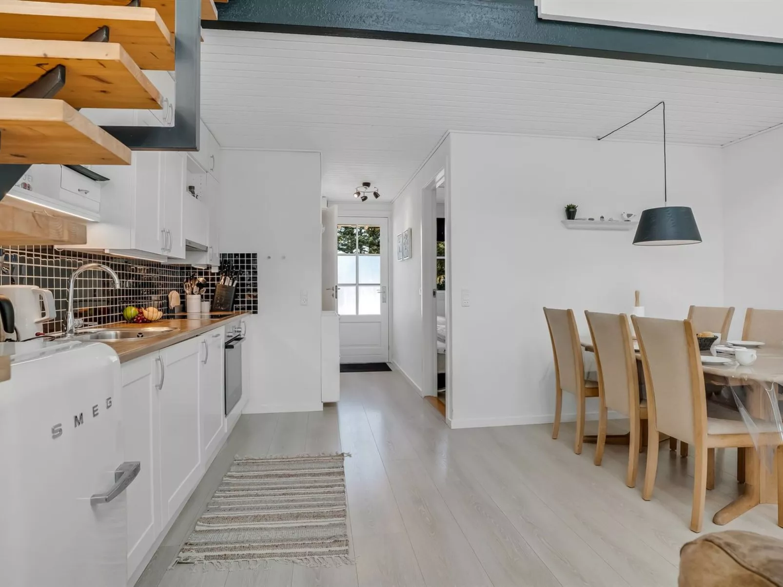 "Eleen" - 100m to the fjord-Drinnen