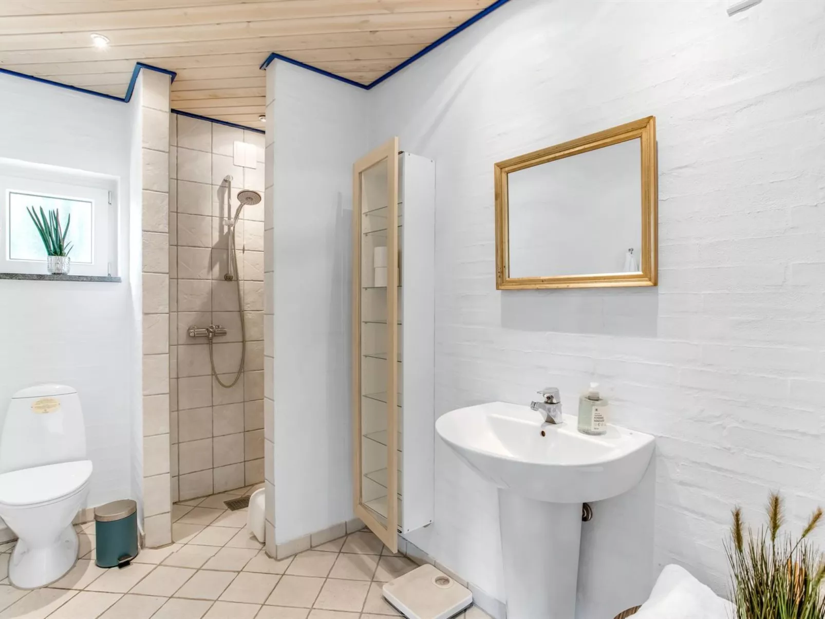 "Sjamme" - 1.2km from the sea-Inside