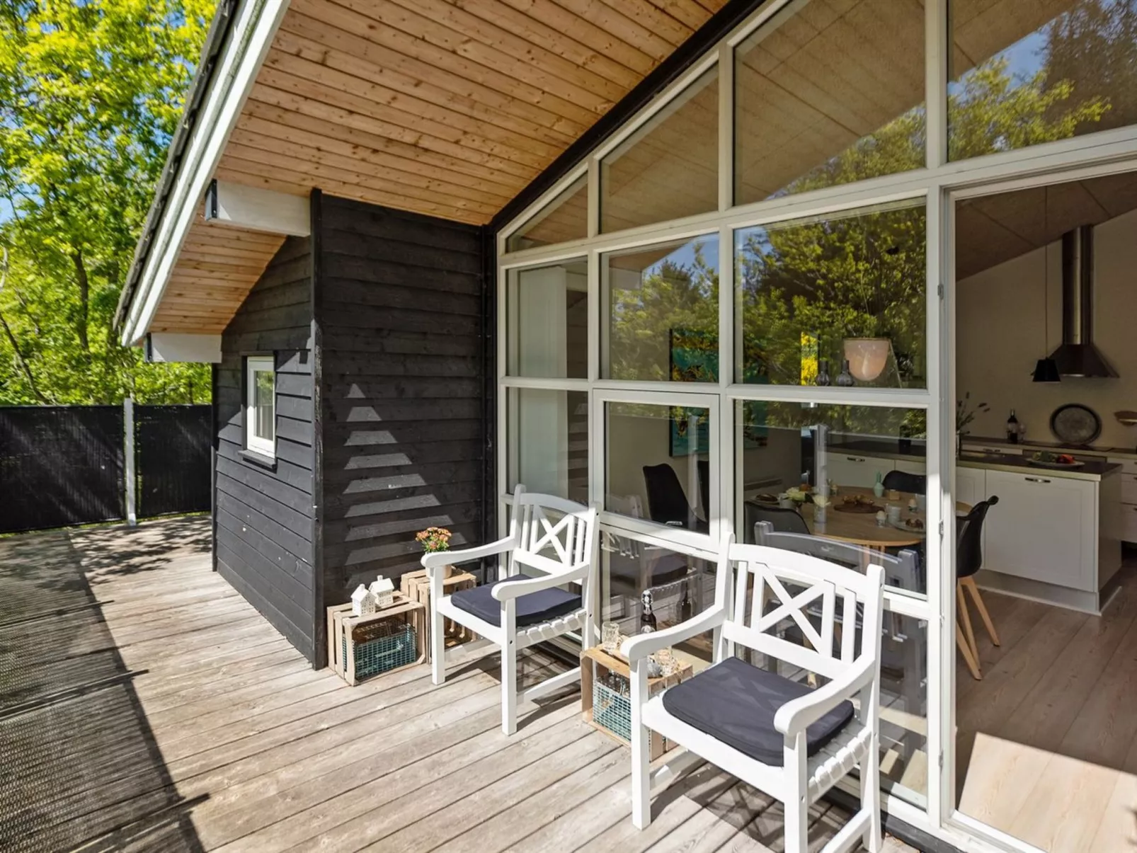 "Elena" - 800m to the fjord-Outside