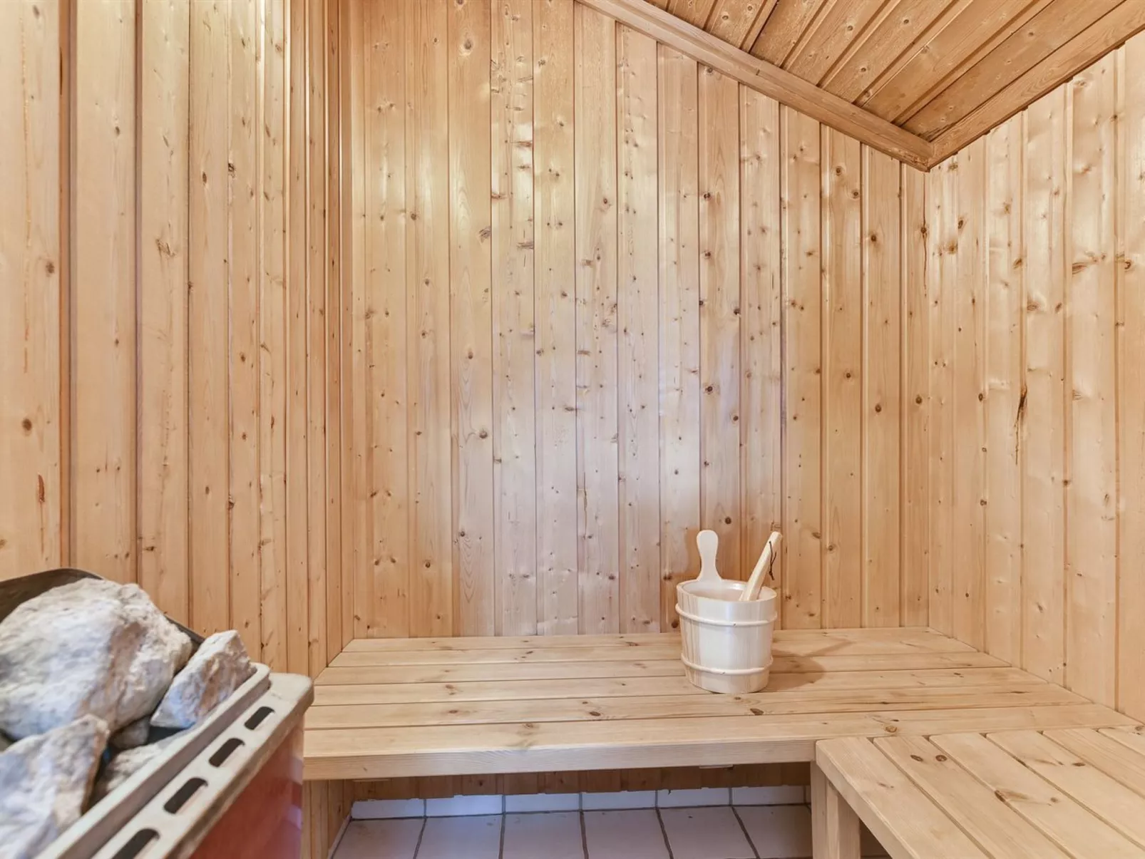 "Tore" - 200m from the sea-Drinnen