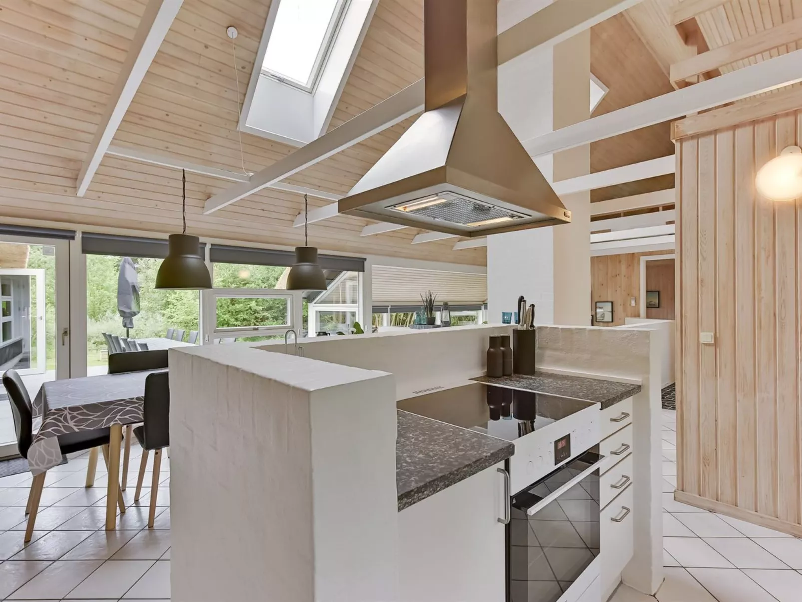 "Ellanor" - 1km from the sea-Inside