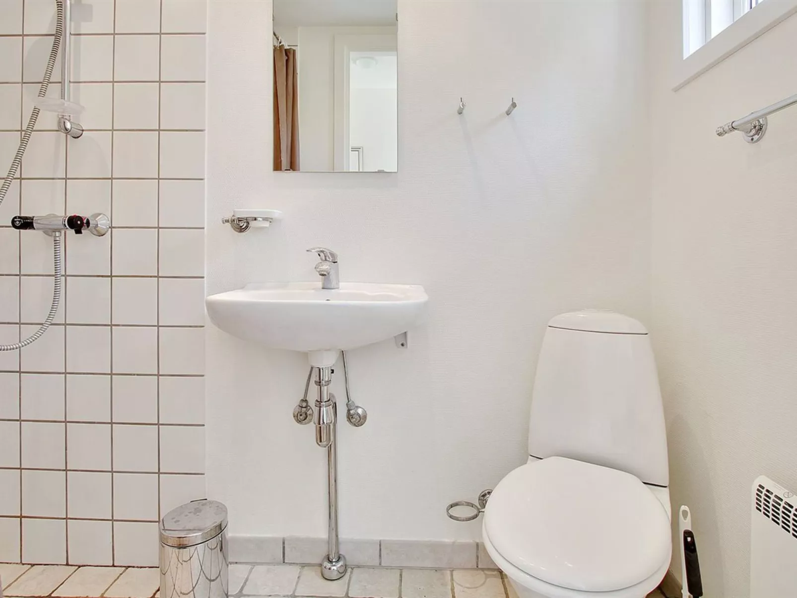 "Hubertine" - 100m to the fjord-Drinnen