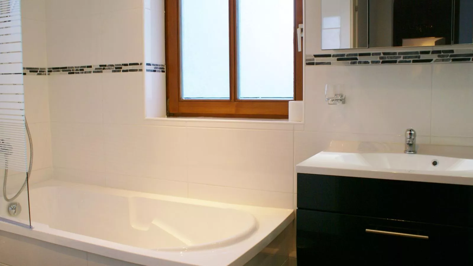 Neva Saalbach-Bathroom