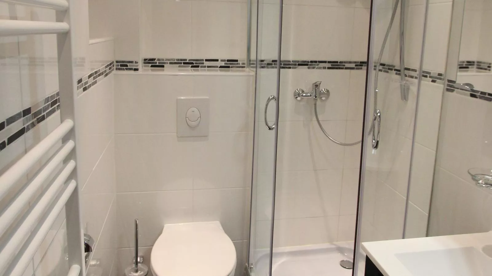 Neva Saalbach-Bathroom