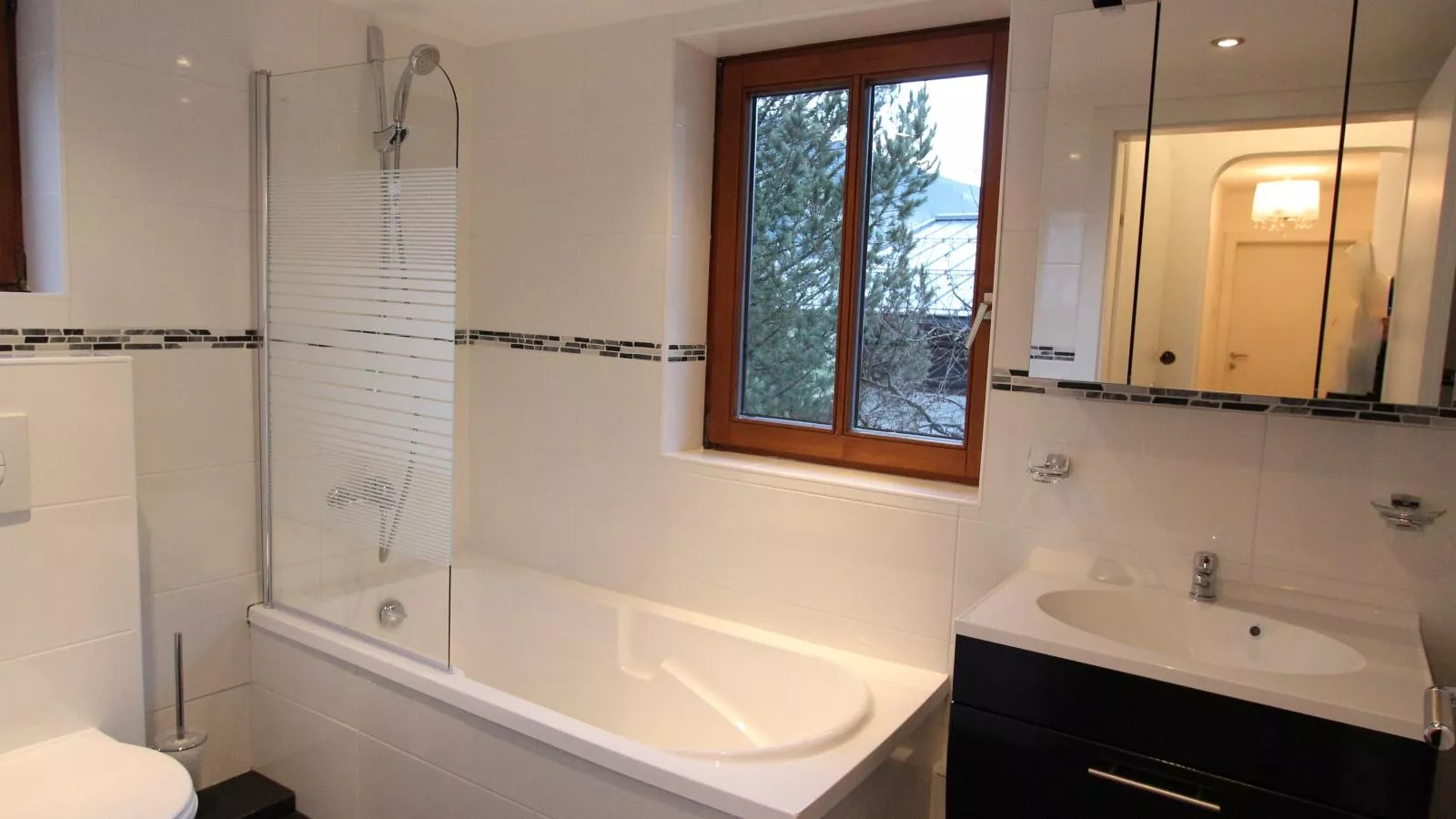 Neva Saalbach-Bathroom