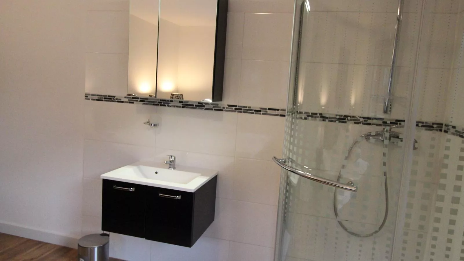 Neva Saalbach-Bathroom