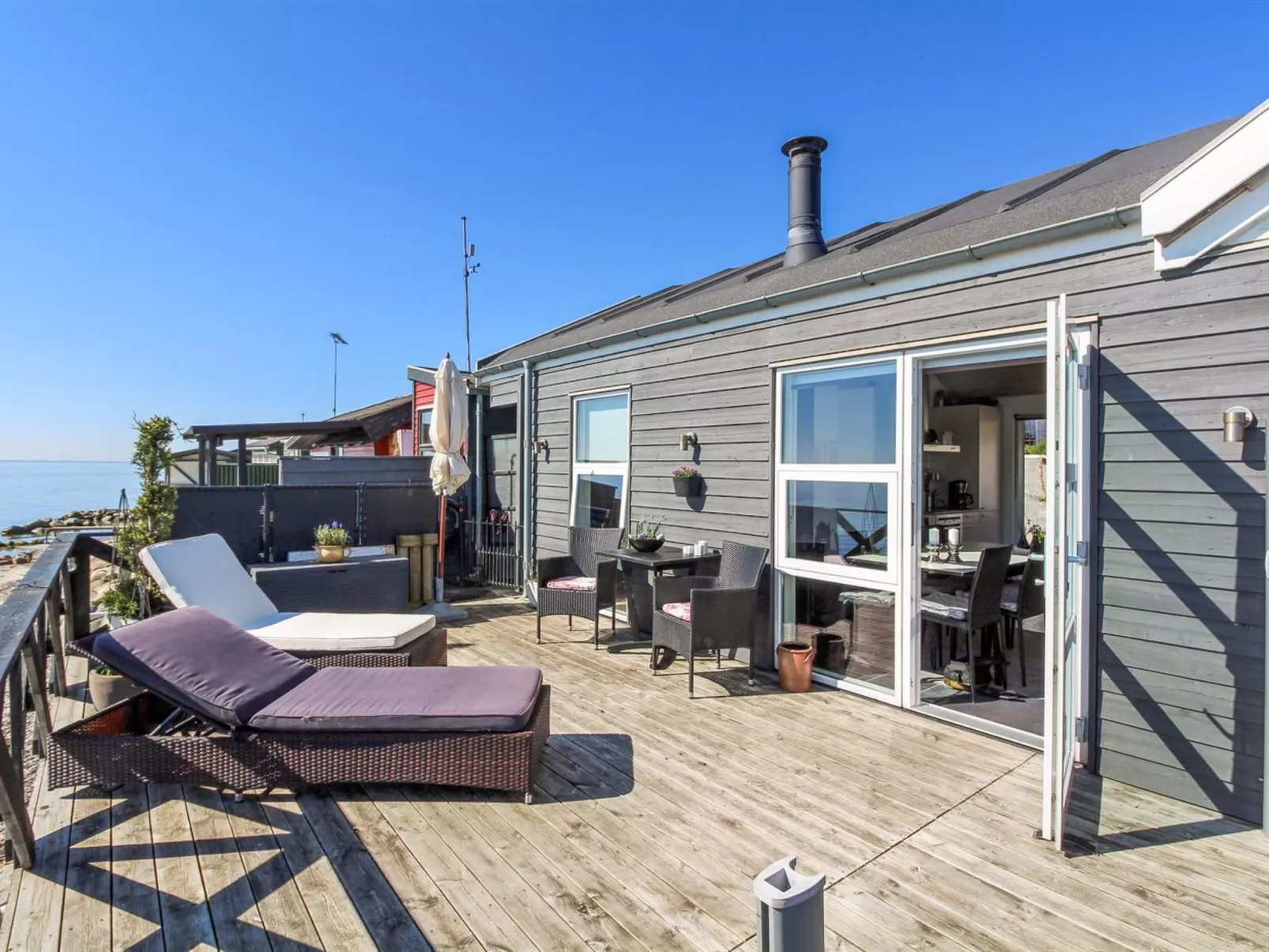 "Grim" - 5m from the sea-Outside