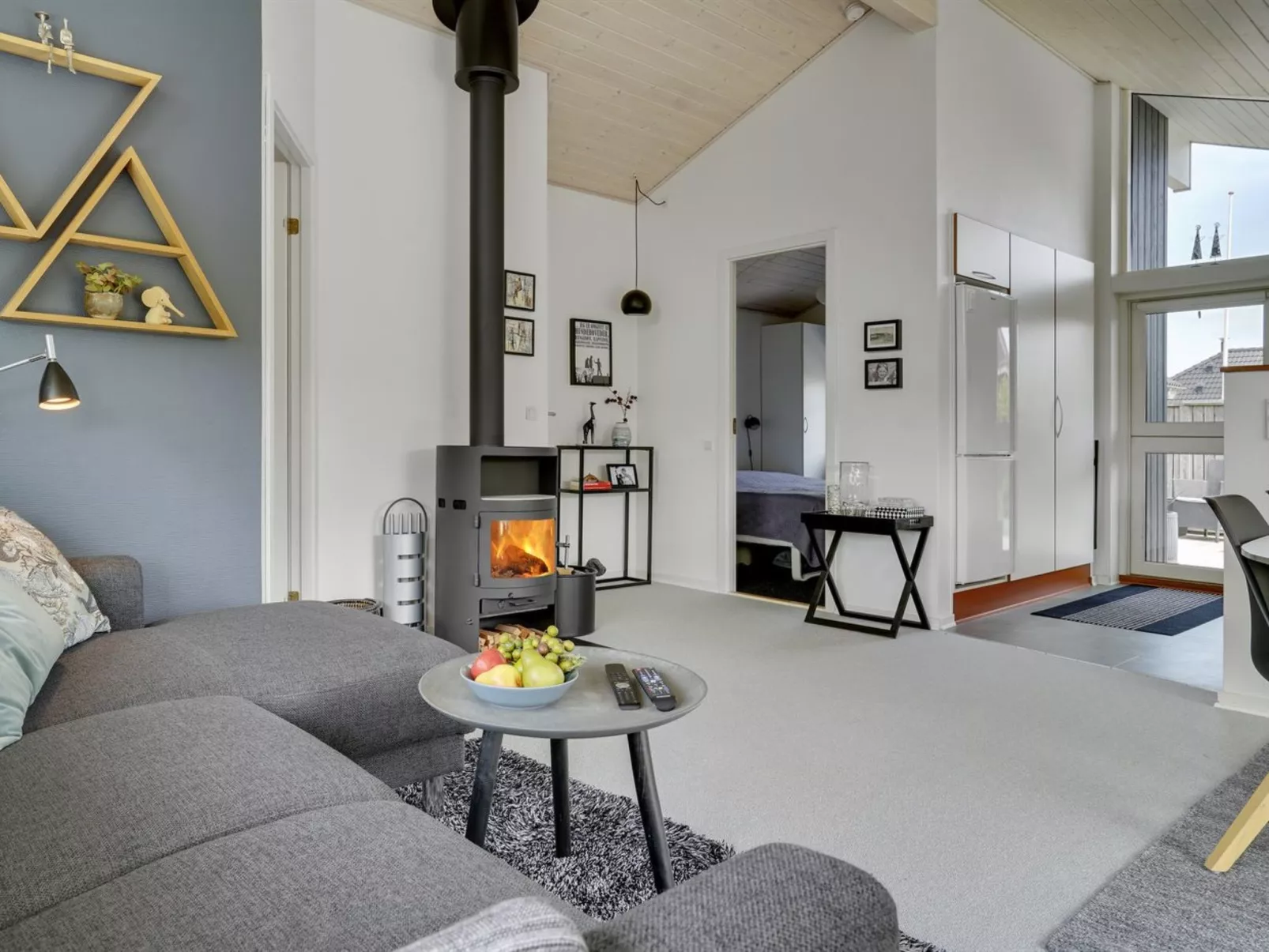 "Sjarlotte" - 100m from the sea-Inside