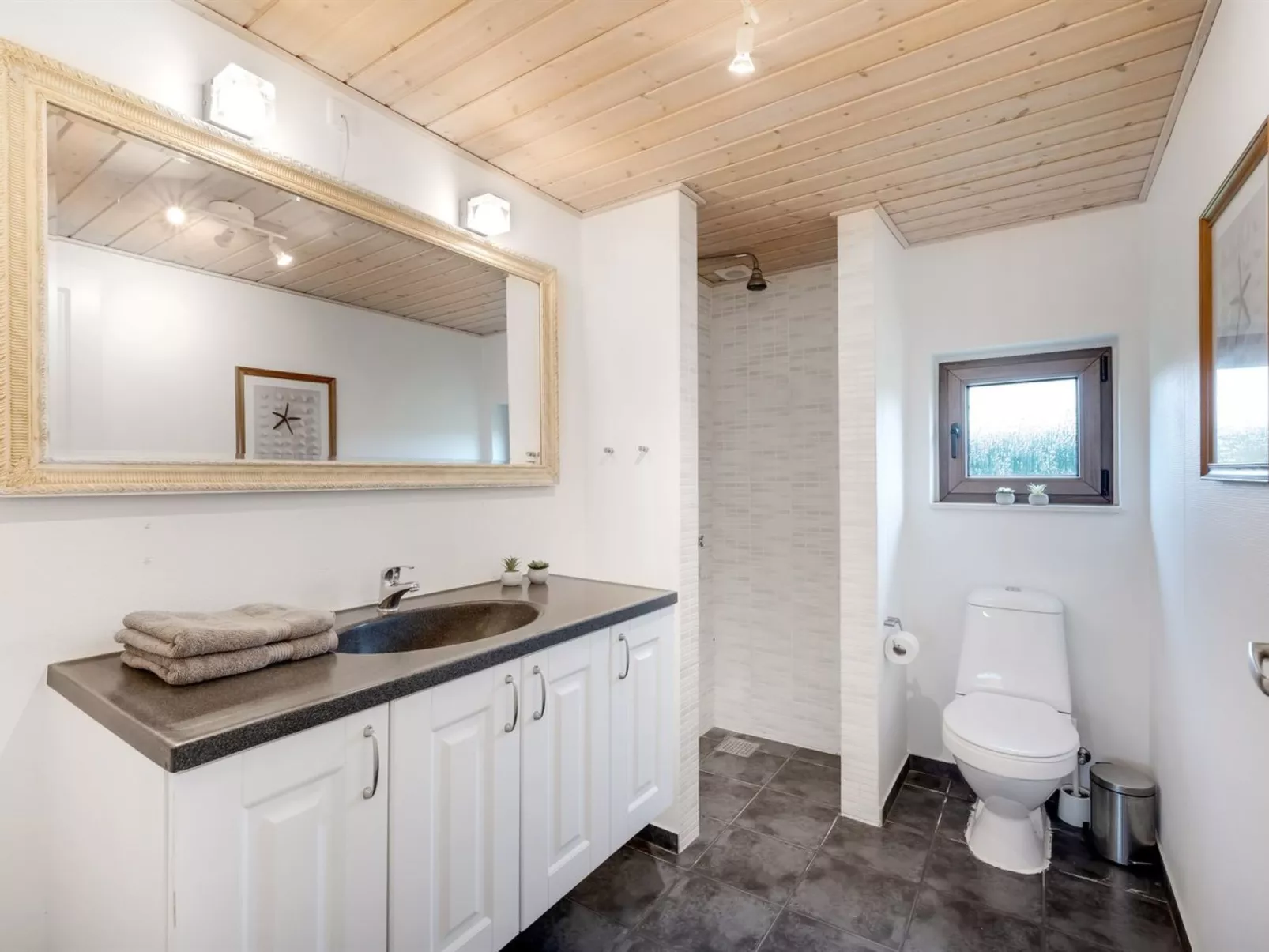 "Silvia" - 300m to the fjord-Drinnen