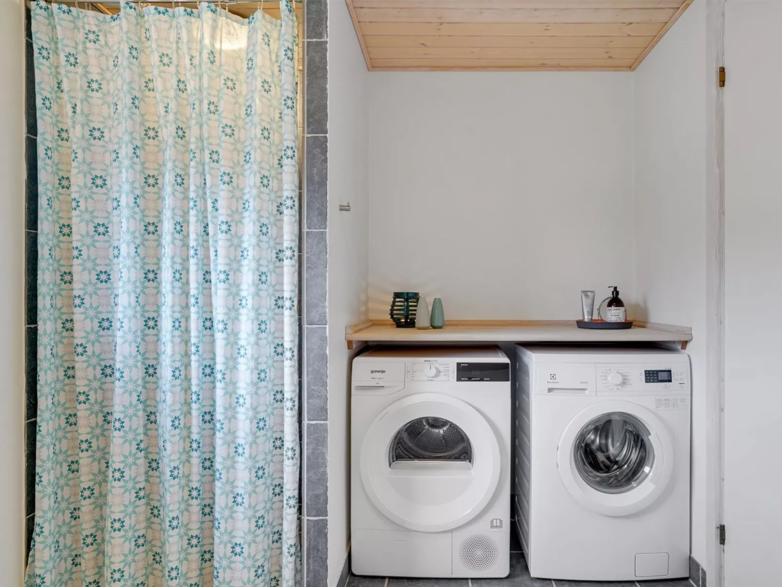 "Daina" - 400m to the fjord-Drinnen