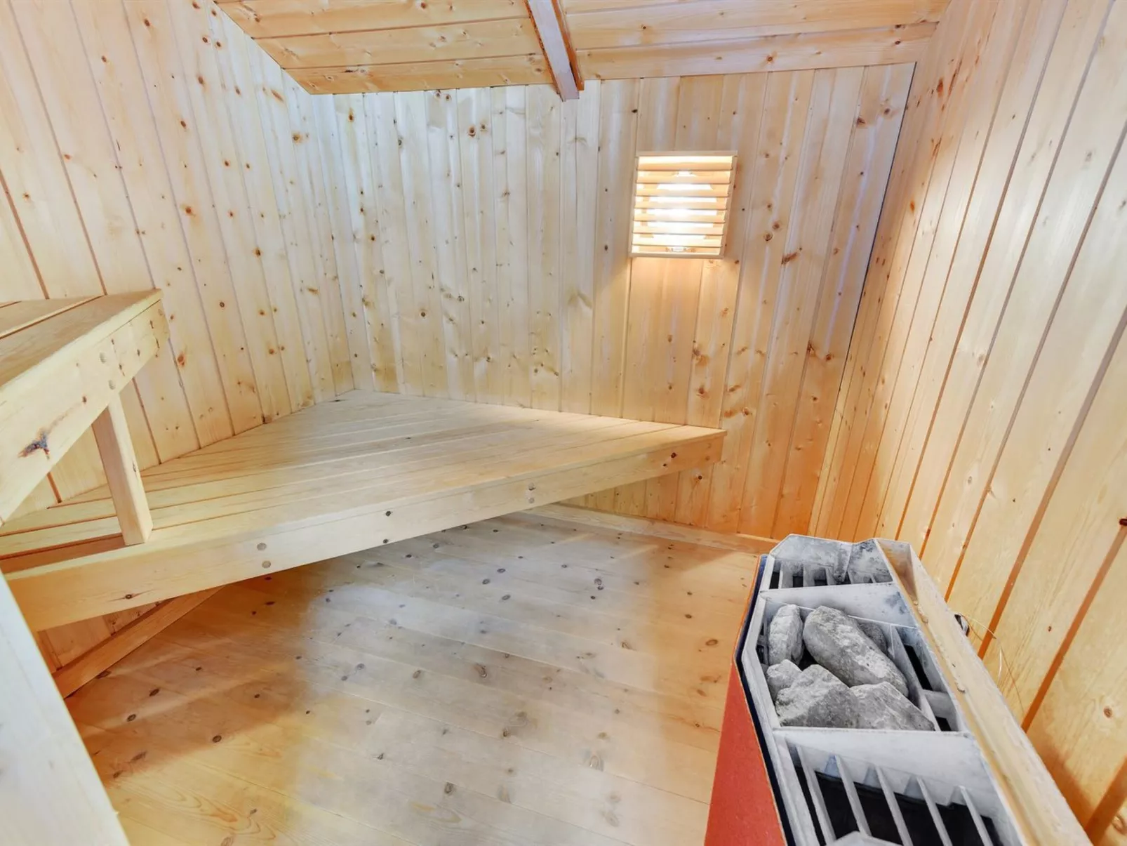 "Hwiting" - 200m from the sea-Inside