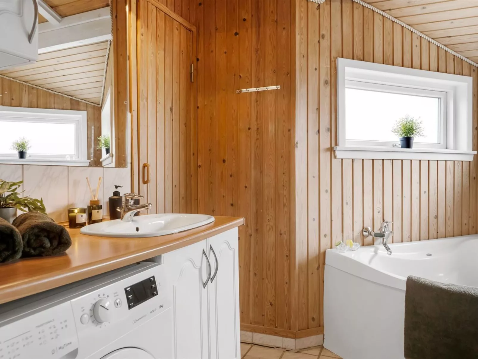 "Aja" - 900m from the sea-Drinnen