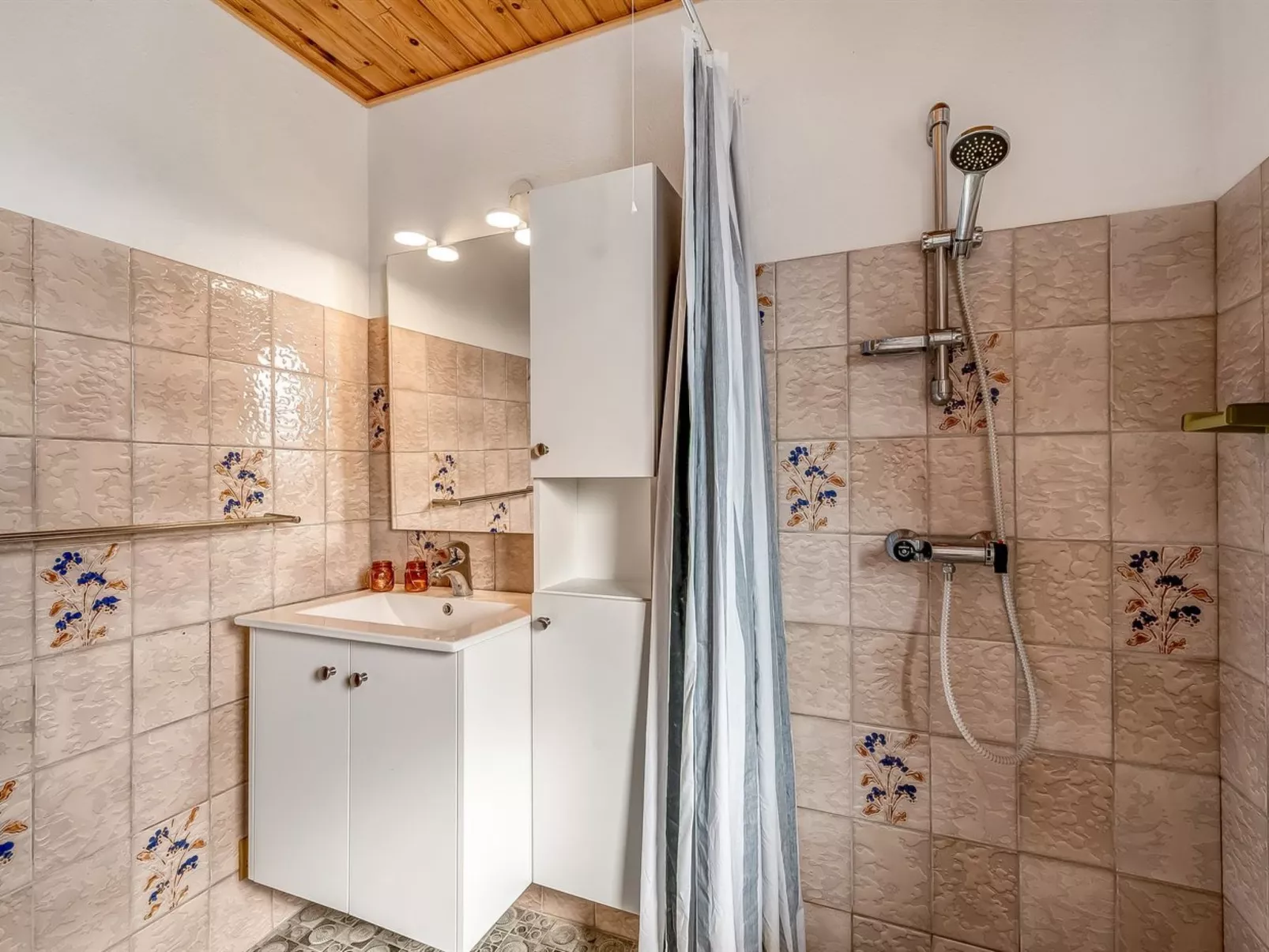 "Gundis" - 500m to the fjord-Inside