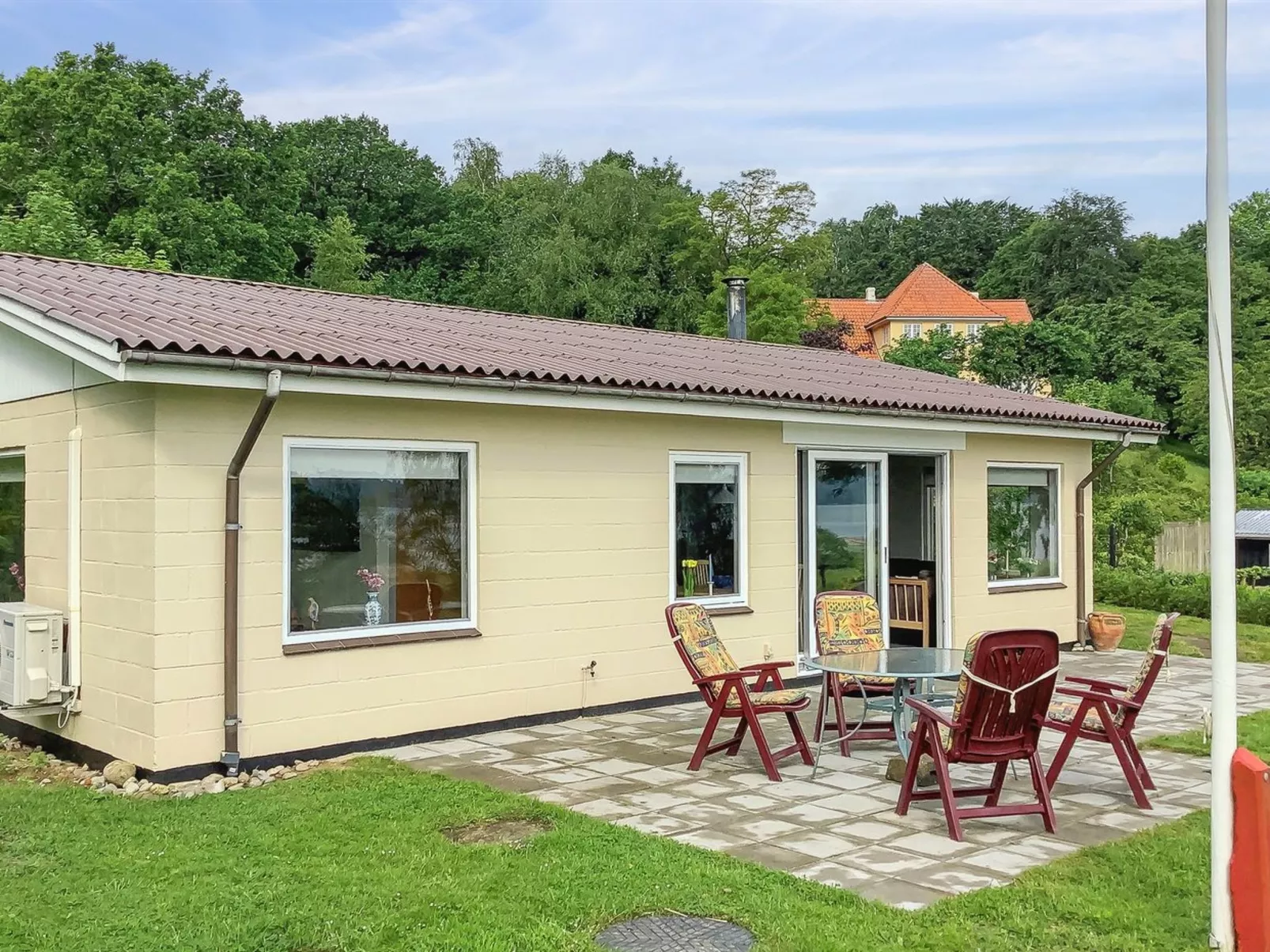 "Launo" - 150m to the fjord-Outside