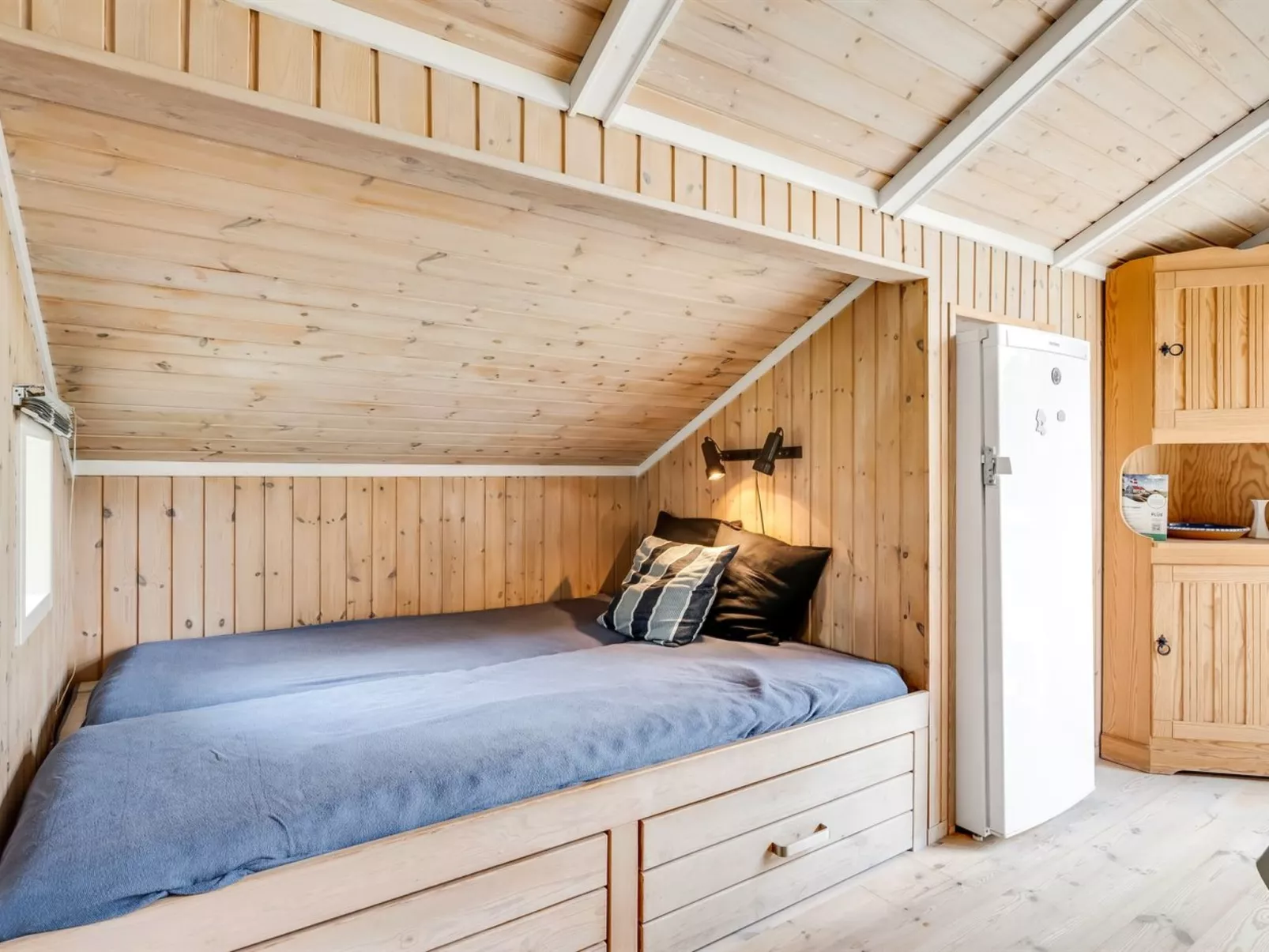 "Aamu" - 300m to the fjord-Inside