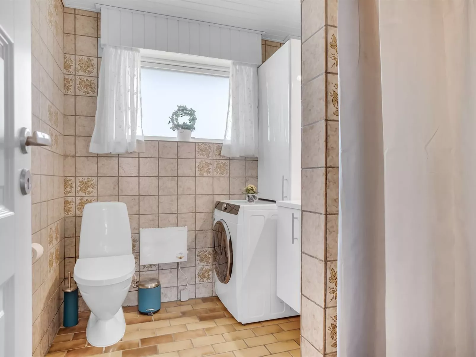 "Ehm" - 600m from the sea-Drinnen