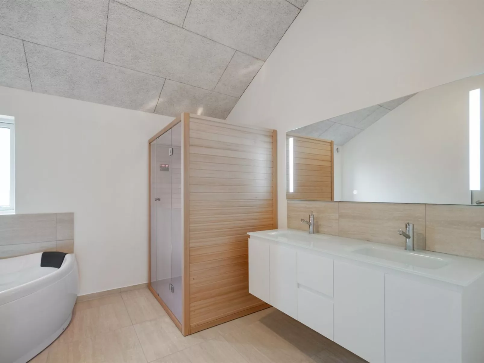 "Eveline" - 1.5km from the sea-Inside