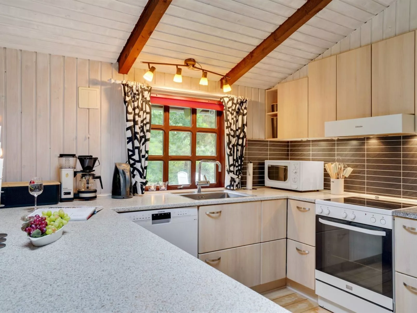 "Gail" - 400m to the fjord-Inside