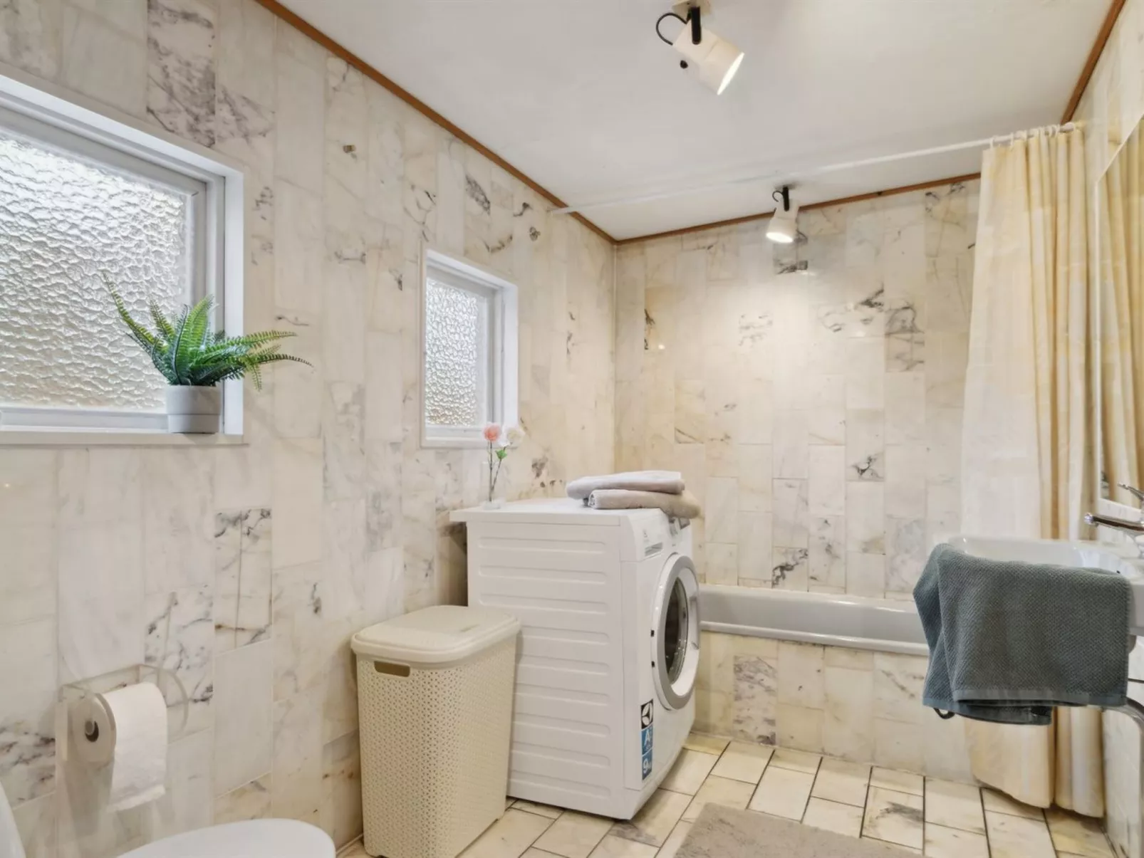 "Guthbrand" - 900m from the sea-Inside