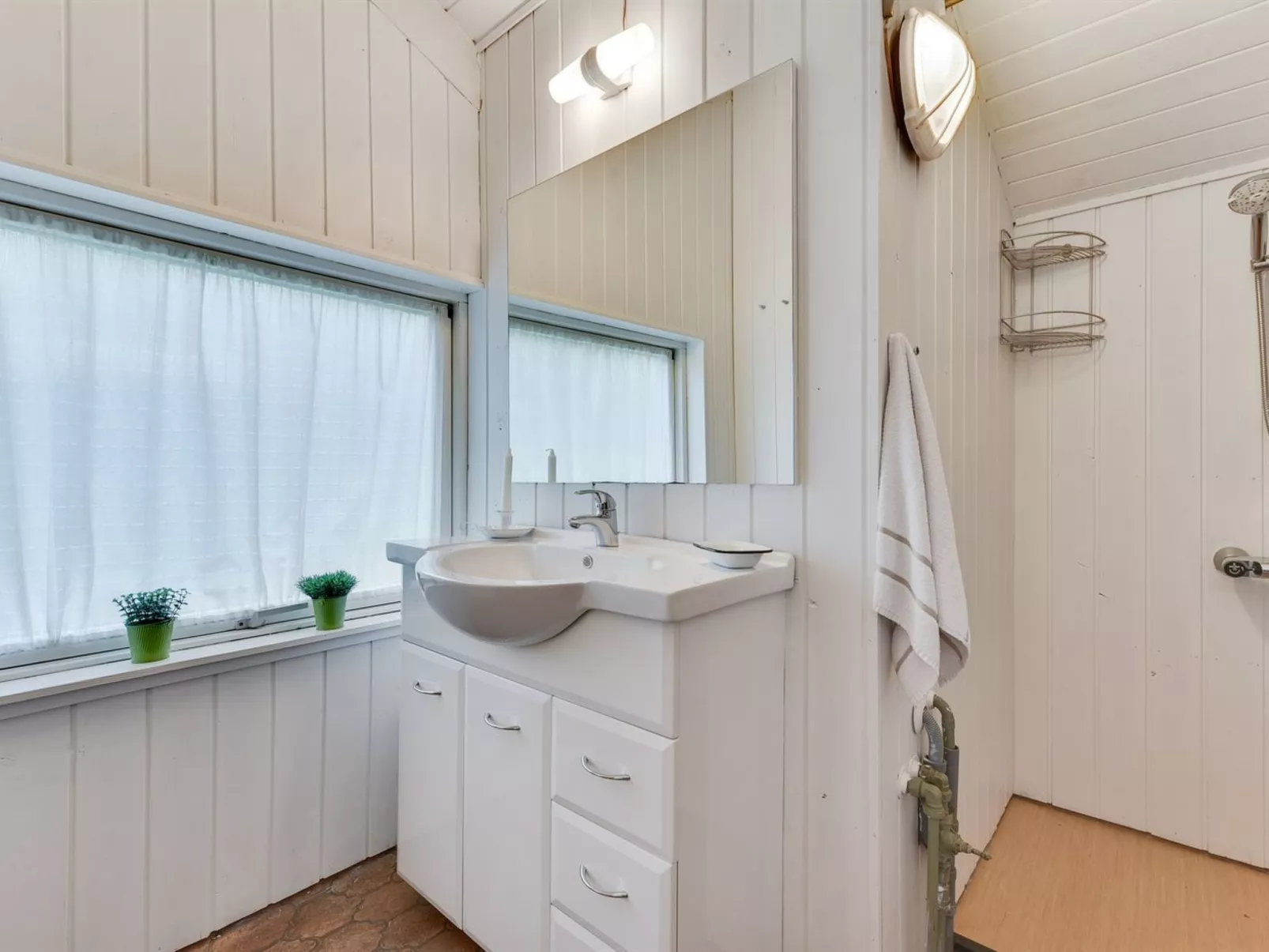 "Yngve" - 56.5km from the sea-Inside