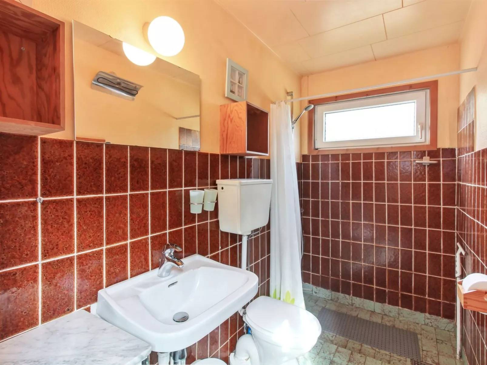 "Redward" - 1km from the sea-Drinnen