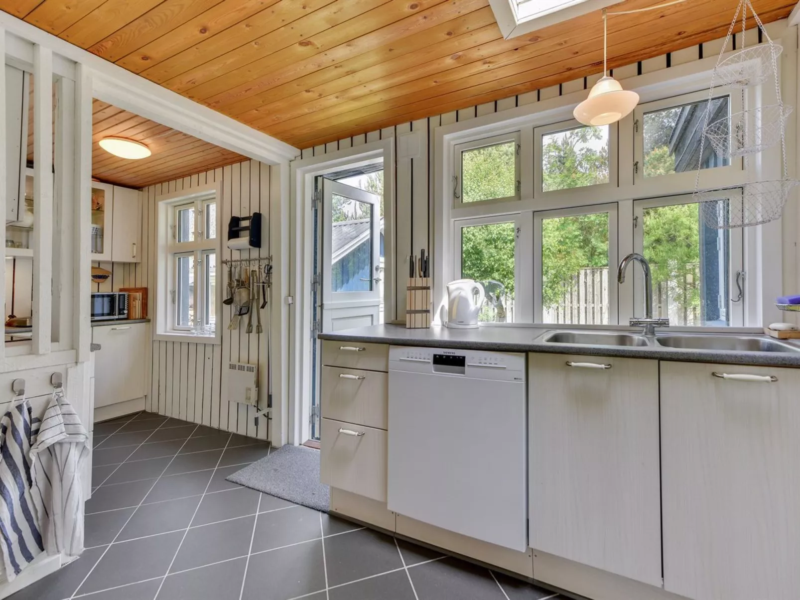 "Sebastian" - 100m to the fjord-Inside