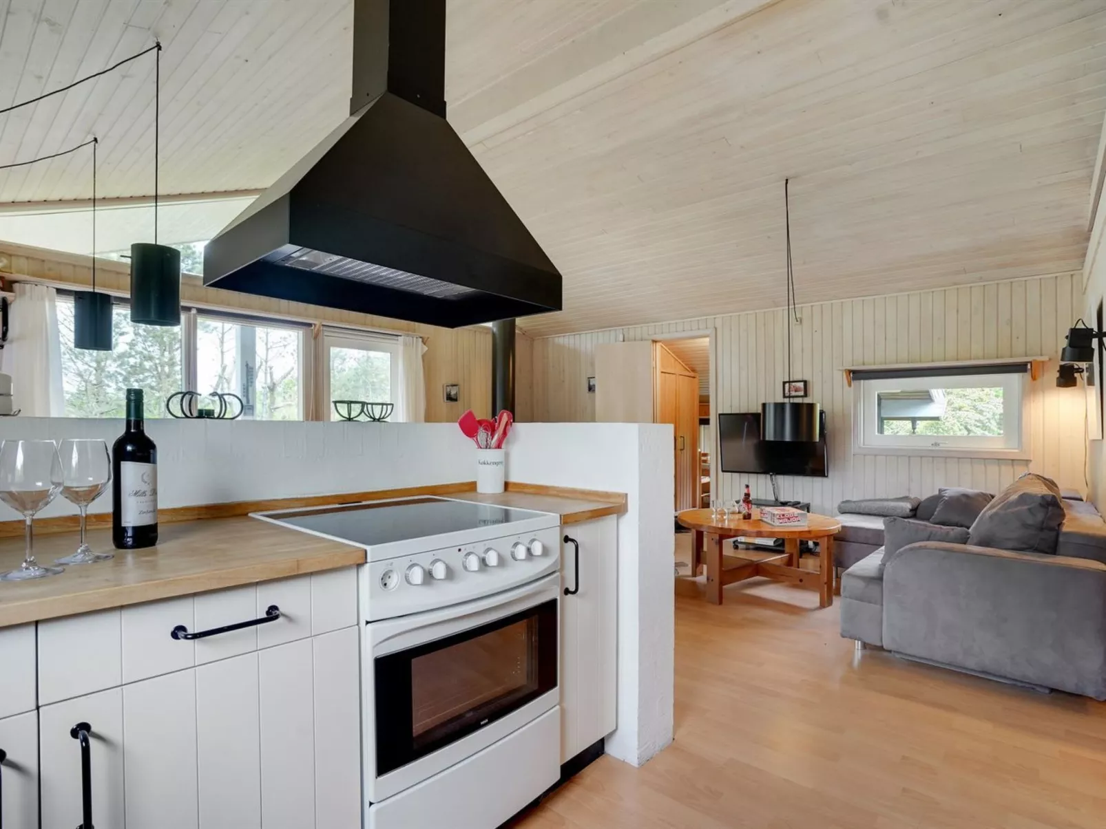 "Evan" - 1.3km from the sea-Inside