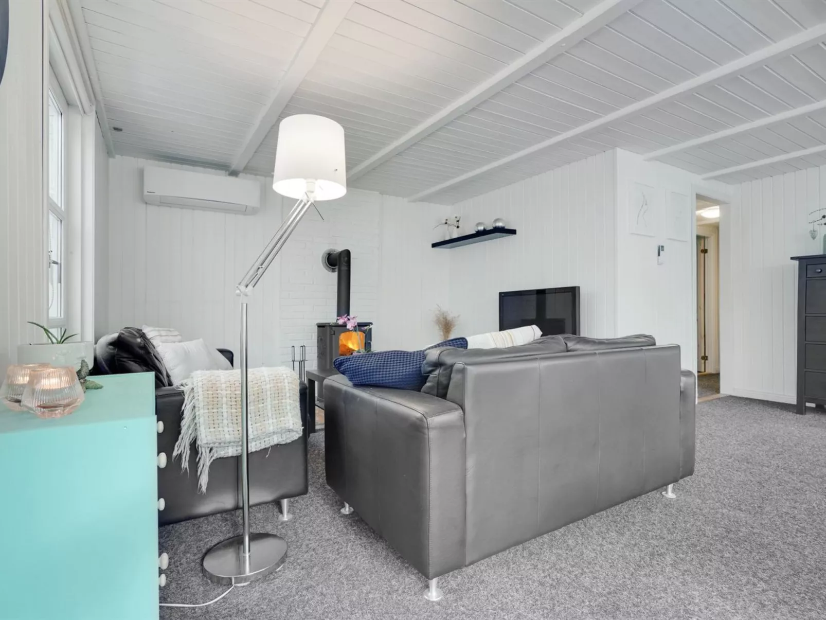 "Gunward" - 1.5km from the sea-Inside