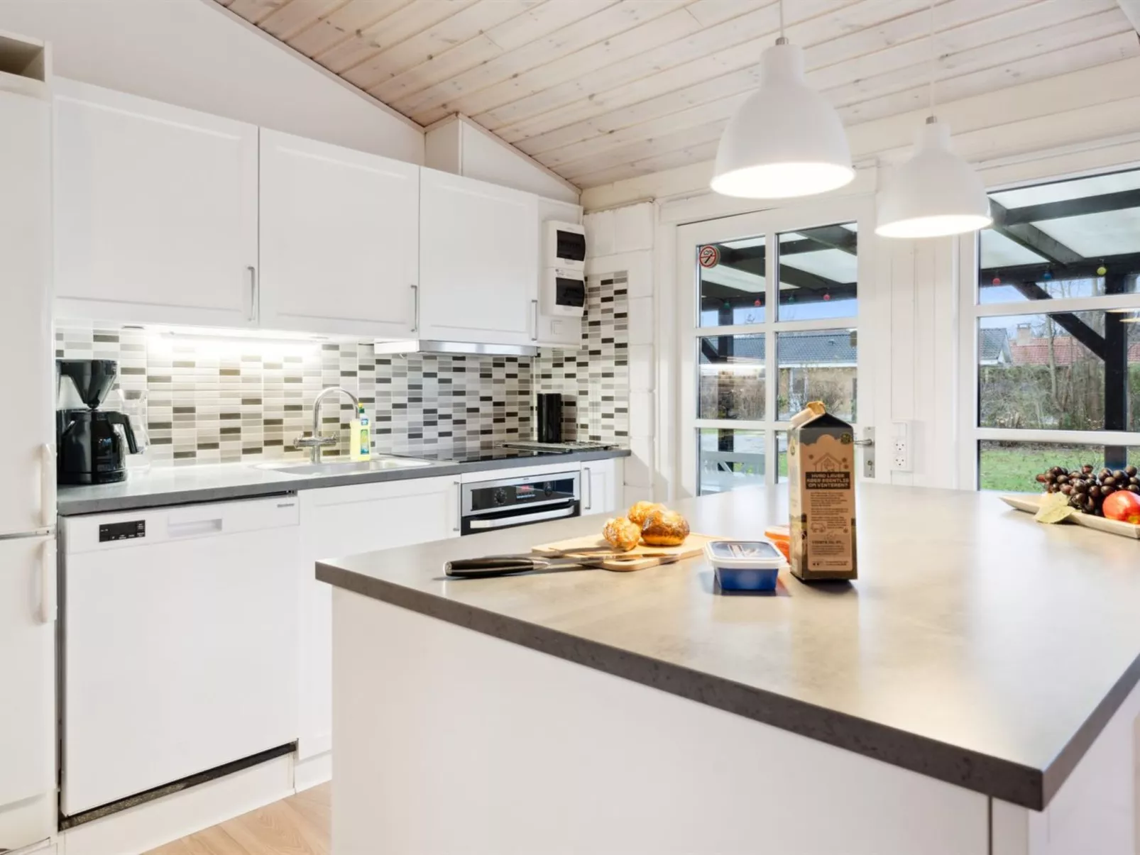 "Mahalia" - 300m from the sea-Dedans