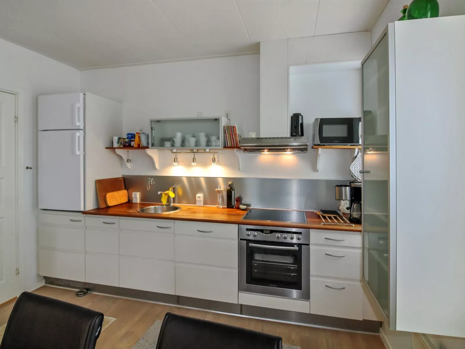 "Hunter" - 400m from the sea-Drinnen