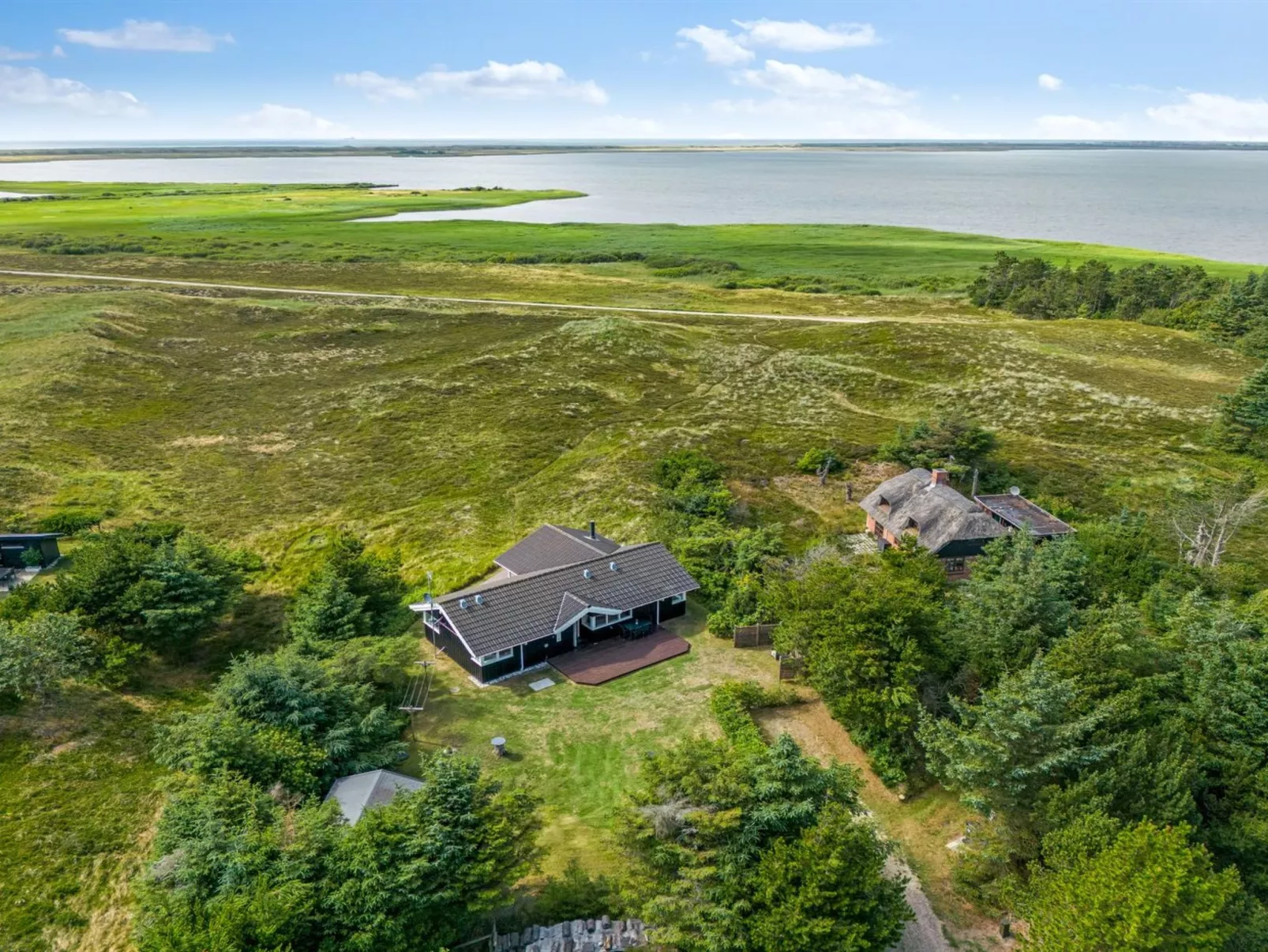 "Leona" - 250m to the fjord-Outside