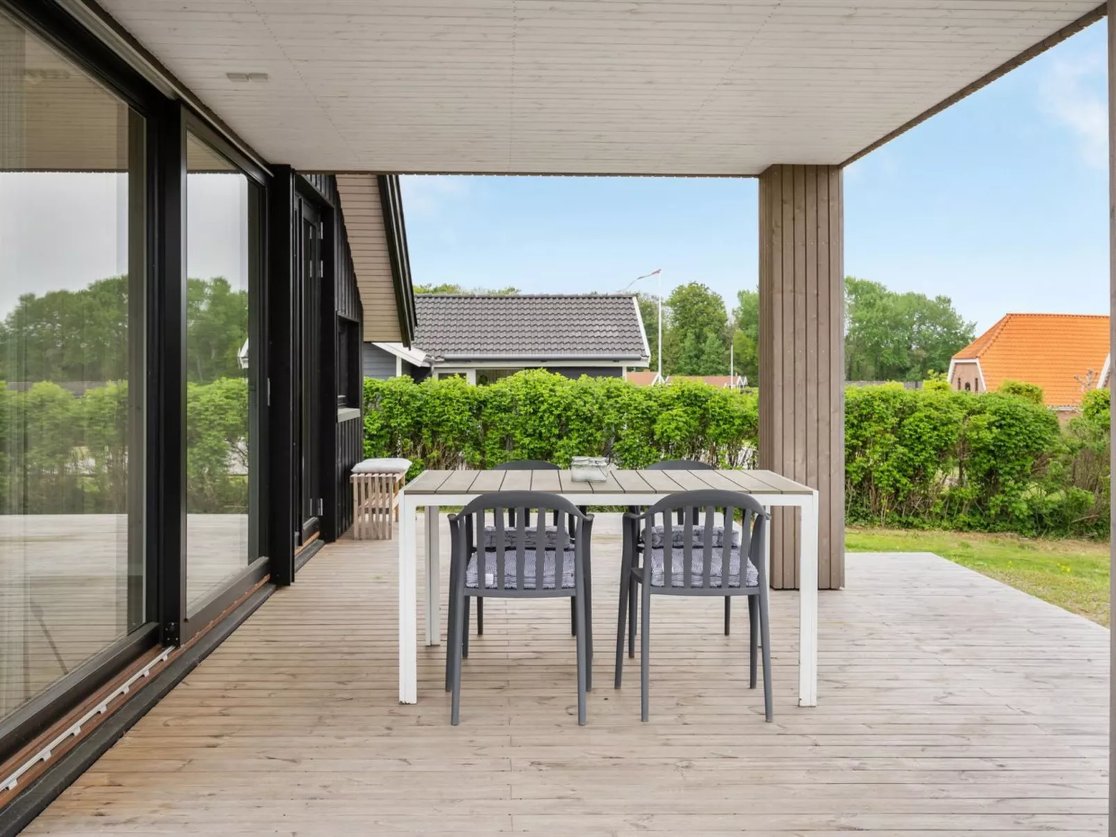 "Ely" - 300m from the sea-Outside