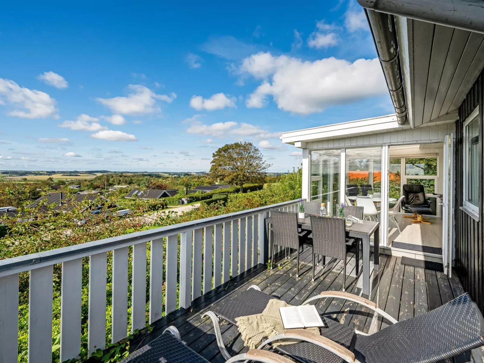 "Brenda" - 300m to the fjord-Outside