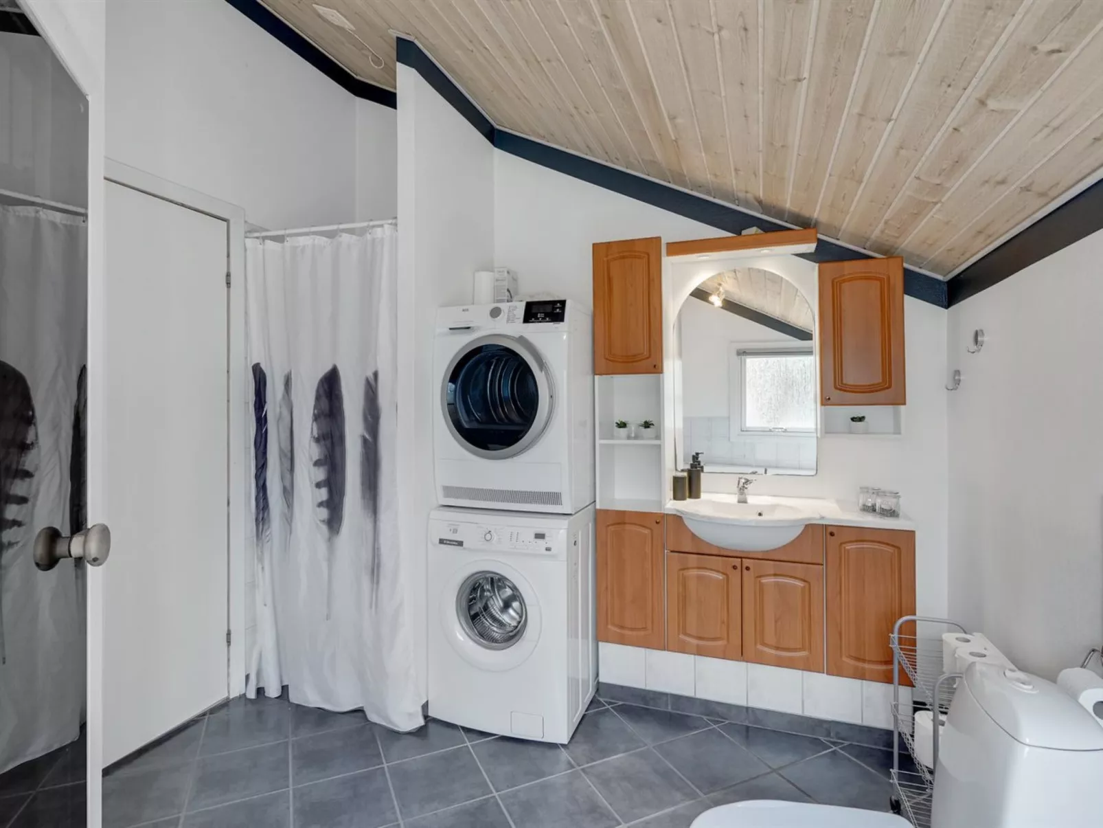 "Jarik" - 1.2km to the fjord-Inside